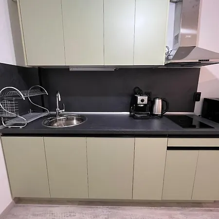 Spacious 2-room Flat Near Metro Mall דירה סופיה