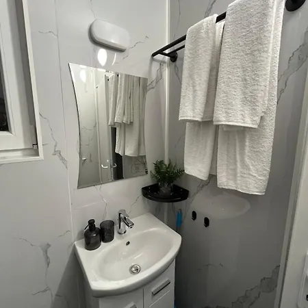 Spacious 2-room Flat Near Metro Mall דירה סופיה