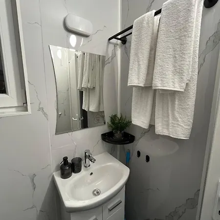 Spacious 2-room Flat Near Metro Mall 소피아