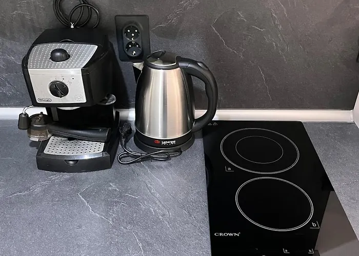 Spacious 2-room Flat Near Metro Mall شقة