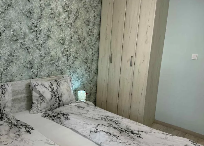 Spacious 2-room Flat Near Metro Mall شقة