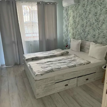 Spacious 2-room Flat Near Metro Mall * Szófia